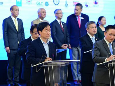 คุณกิตติศักดิ์ เลขาสมาคมฯเป็นผู้แทน ร่วมลงนามเซ็น MOU โดย ธนาคารกรุงไทย จะเป็นผู้สนับสนุน สมาคมกีฬากอล์ฟฯอีก 4 ปี